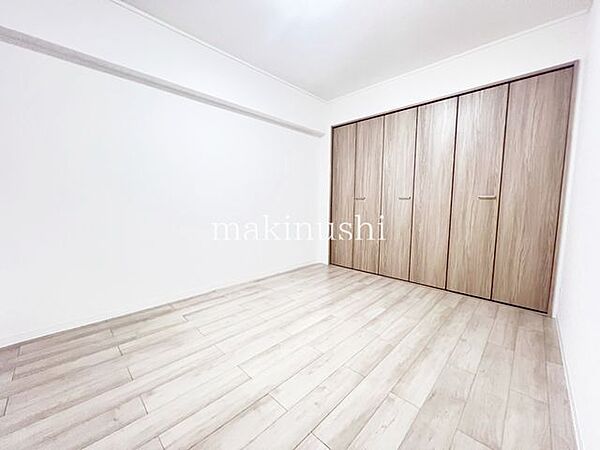 洋室です。フローリングのお部屋となってますのでお掃除やお片付けも楽ちんです。ベッドを置いて机をおいてテレビをおいてもすっきりとしたお部屋に仕上がりそうですね。お好みのレイアウトで毎日をお楽しみ下さい♪