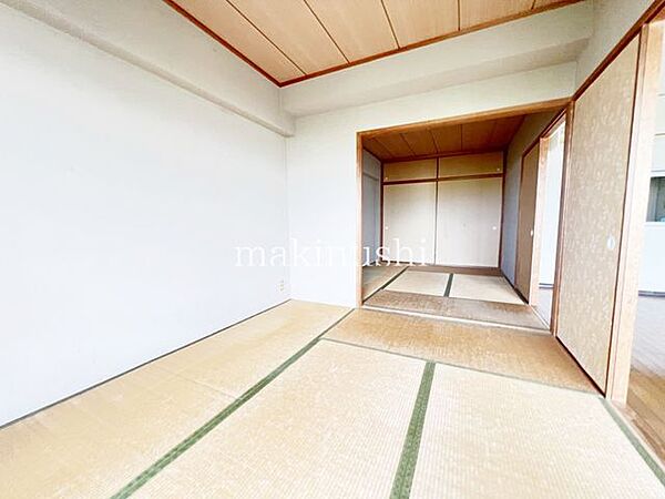 情緒漂う和室。しっとりと落ち着いた雰囲気の和室で気持ちよく寝転がるのも良いものですね。日本に住んでて良かったときっと思えるはずです。