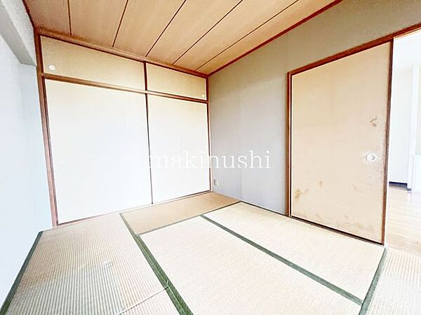 情緒漂う和室。しっとりと落ち着いた雰囲気の和室で気持ちよく寝転がるのも良いものですね。日本に住んでて良かったときっと思えるはずです。