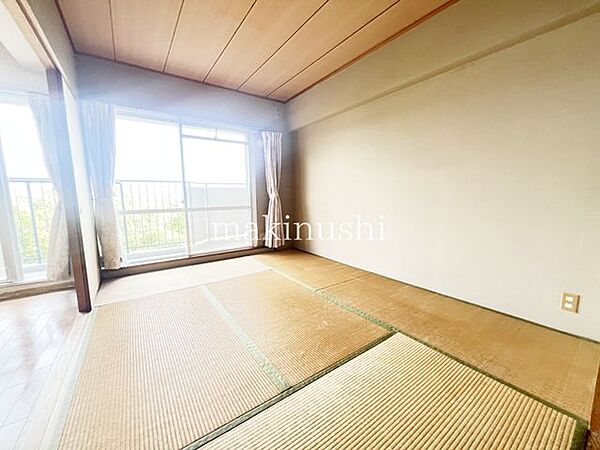 情緒漂う和室。しっとりと落ち着いた雰囲気の和室で気持ちよく寝転がるのも良いものですね。日本に住んでて良かったときっと思えるはずです。