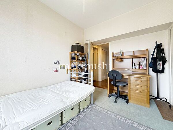 洋室です。収納付きのお部屋ですのでお片付けも楽ちんです。ベッドを置いて机をおいてテレビをおいてもすっきりとしたお部屋に仕上がります。とても快適なお部屋です。