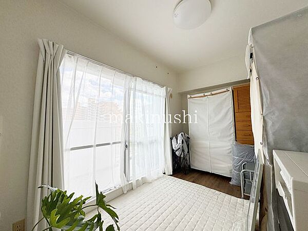 洋室です。収納付きのお部屋ですのでお片付けも楽ちんです。ベッドを置いて机をおいてテレビをおいてもすっきりとしたお部屋に仕上がります。とても快適なお部屋です。