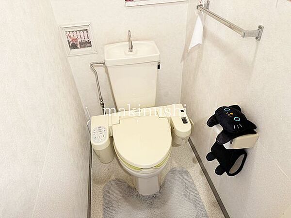 何だか落ち着けるトイレ空間です。トイレは快適な温水洗浄便座付きとなっております。こんな綺麗にお手入れされたトイレは本当に嬉しいです。