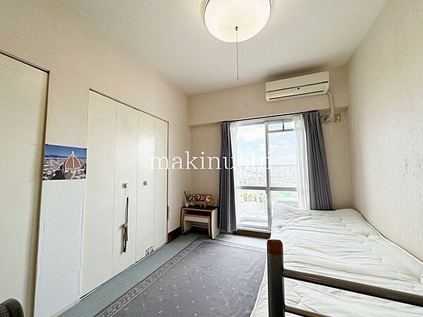 洋室です。収納付きのお部屋ですのでお片付けも楽ちんです。ベッドを置いて机をおいてテレビをおいてもすっきりとしたお部屋に仕上がります。とても快適なお部屋です。