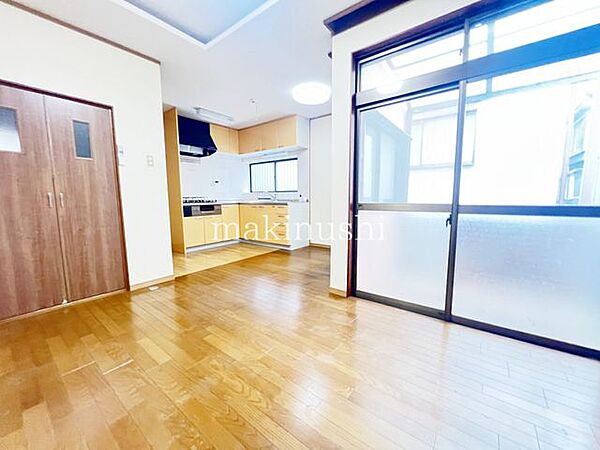 思わず微笑みたくなる居心地の良さ、光と風がはいりこむ贅沢なゆとり空間となってます。明るいリビングって本当に良いものですね♪大きな掃き出し窓がございます♪