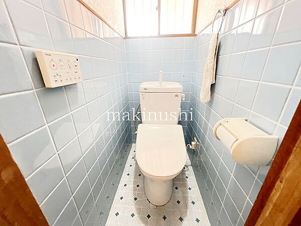 トイレが1、2階にございますので、朝の混雑時に安心して使用できます。1階のトイレは温水洗浄付き便座で毎日清潔に快適にお使いいただけます。