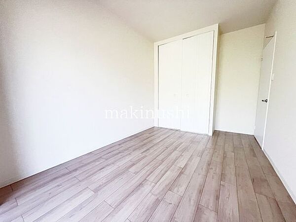 洋室です。収納付きのお部屋ですのでお片付けも楽ちんです。ベッドを置いて机をおいてテレビをおいてもすっきりとしたお部屋に仕上がります。とても快適なお部屋です。