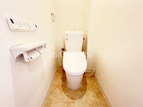 何だか落ち着けるトイレ空間です。トイレは快適な温水洗浄便座付きとなっております。こんな綺麗にお手入れされたトイレは本当に嬉しいです。