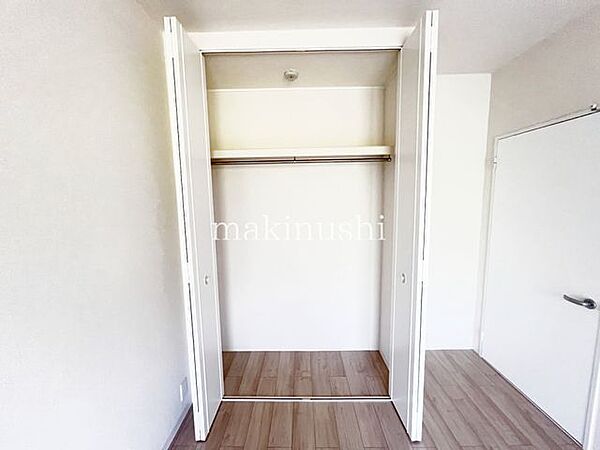 大きな収納スペースです。これだけの広さがあれば、かなりの量のお荷物を収納出来ますね。建具は折れ戸でモダンな空間を演出してくれます。