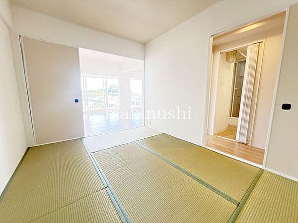 情緒漂う和室。しっとりと落ち着いた雰囲気の和室で気持ちよく寝転がるのも良いものですね。日本に住んでて良かったときっと思えるはずです。