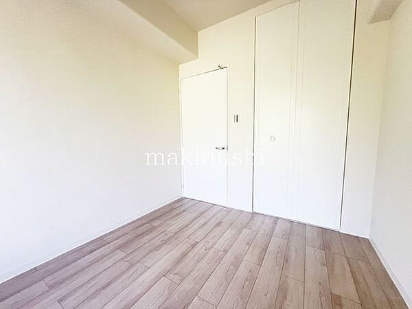 洋室です。収納付きのお部屋ですのでお片付けも楽ちんです。ベッドを置いて机をおいてテレビをおいてもすっきりとしたお部屋に仕上がります。とても快適なお部屋です。