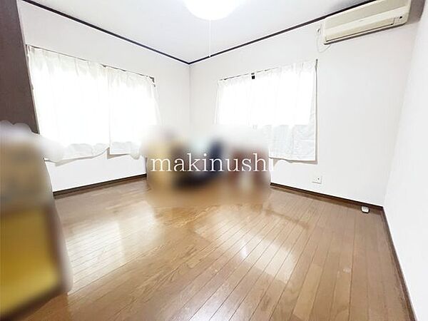 洋室です。収納付きのお部屋ですのでお片付けも楽ちんです。ベッドを置いて机をおいてテレビをおいてもすっきりとしたお部屋に仕上がります。とても快適なお部屋です。