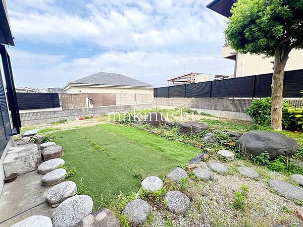 お庭スペースです。ご自分の趣味に合わせて家庭菜園を楽しめます。芝生にしたりするのも良いかもしれませんね。テーブルセットを置いてティータイムで満喫も出来ます。