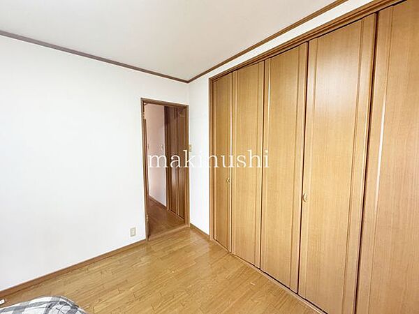 洋室です。フローリングのお部屋となってますのでお掃除やお片付けも楽ちんです。ベッドを置いて机をおいてテレビをおいてもすっきりとしたお部屋に仕上がりそうですね。お好みのレイアウトで毎日をお楽しみ下さい♪