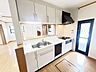 キッチン：カウンタータイプのキッチンになってますので、料理をしながらリビングで遊ぶお子様の様子を見守れますし、リビングに置いてあるのテレビを見ながら料理をすることもできますね。視線が広がりますのでとても快適です