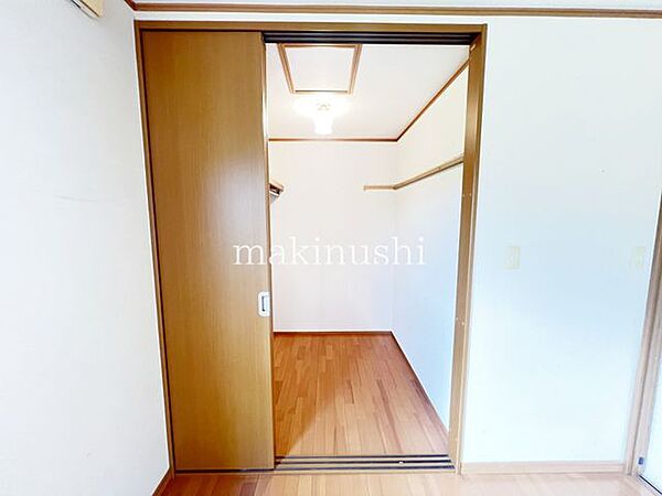 大きな収納スペースです。これだけの広さがあれば、かなりの量のお荷物を収納することが出来ますね。建具は洋風でモダンな空間を演出してくれます。お洋服やお荷物などの多い方にうれしいアイテムとなってます♪。