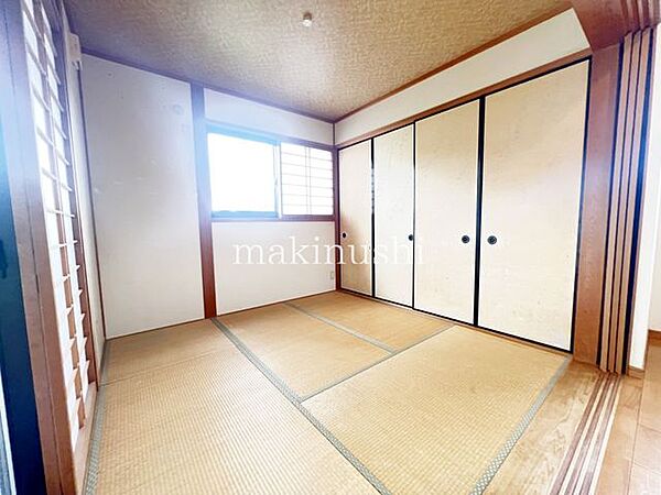 情緒漂う和室。しっとりと落ち着いた雰囲気の和室で気持ちよく寝転がるのも良いものですね。日本に住んでて良かったときっと思えるはずです。