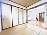 和室：情緒漂う和室。しっとりと落ち着いた雰囲気の和室で気持ちよく寝転がるのも良いものですね。日本に住んでて良かったときっと思えるはずです。