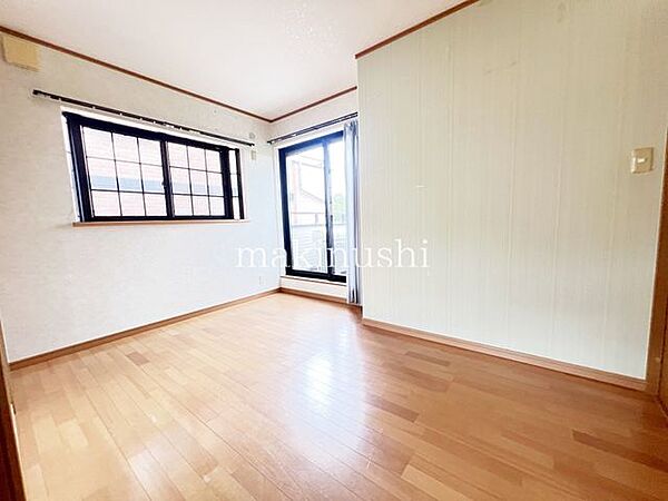 洋室です。フローリングのお部屋となってますのでお掃除やお片付けも楽ちんです。ベッドを置いて机をおいてテレビをおいてもすっきりとしたお部屋に仕上がりそうですね。お好みのレイアウトで毎日をお楽しみ下さい♪