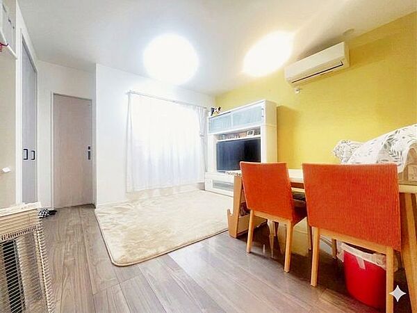 思わず微笑みたくなる居心地の良さ、光と風がはいりこむ贅沢なゆとり空間となっています。明るいリビングって本当に良いものですね♪リビング階段になってますので毎日ご家族の顔を見ることが出来るのも良いですね。