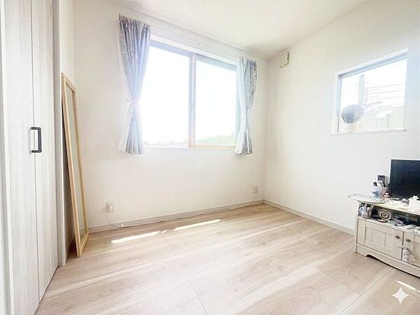 3階には洋室が3室あります♪フローリングのお部屋となってますのでお掃除やお片付けも楽ちんです。ベッドを置いてもすっきりとしたお部屋に仕上がりそうですね。