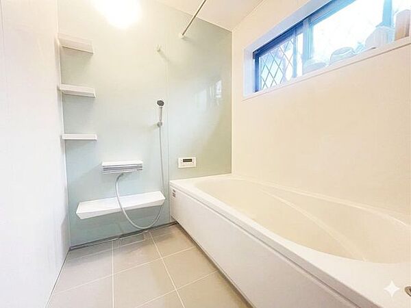 大きな男性でも足を伸ばして入浴する事の出来る大型バスルームとなっています！追い炊き機能も付いてますのでご家族の帰宅時間がバラバラのご家庭でも快適に入浴できますし水道代も軽減出来ますね。心地よい空間です
