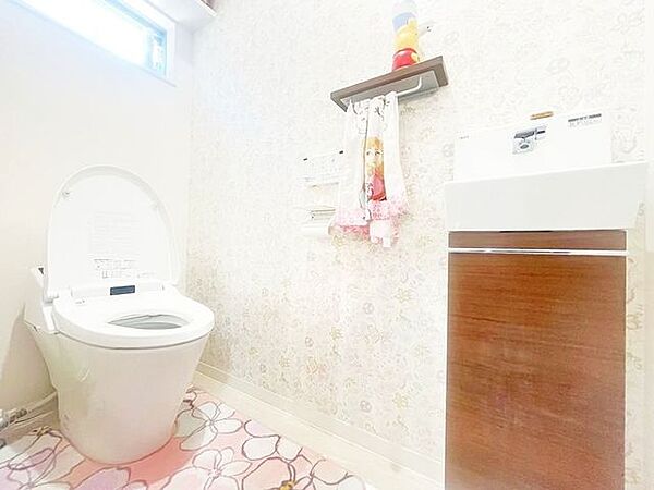 トイレは1、2階にございますので、朝の混雑時でも安心してご使用することが出来ます。便座は温水洗浄付き便座となってますので毎日清潔に快適にお使いいただけます。とっても落ち着けるトイレ空間となっています。