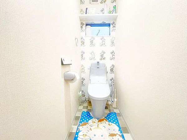 トイレは1、2階にございますので、朝の混雑時でも安心してご使用することが出来ます。便座は温水洗浄付き便座となってますので毎日清潔に快適にお使いいただけます。とっても落ち着けるトイレ空間となっています。