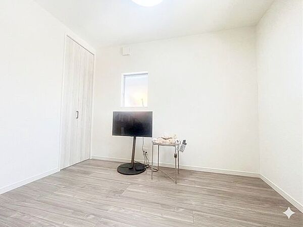 3階には洋室が3室あります♪フローリングのお部屋となってますのでお掃除やお片付けも楽ちんです。ベッドを置いてもすっきりとしたお部屋に仕上がりそうですね。