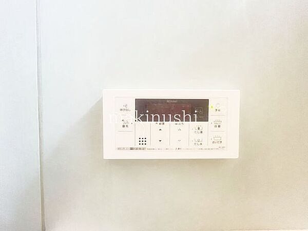 オートバス機能付きなのでお湯があふれる心配がありません♪快適なバスタイムをお楽しみください♪お湯の温度もボタン一つで調整出来ます。操作はとっても簡単。温度調整で光熱費の節約にも貢献する嬉しい設備です。