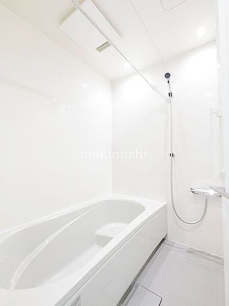大きな男性でも足を伸ばして入浴する事の出来る大型バスルームとなっています！追い炊き機能も付いてますのでご家族の帰宅時間がバラバラのご家庭でも快適に入浴できますし水道代も軽減出来ますね。心地よい空間です