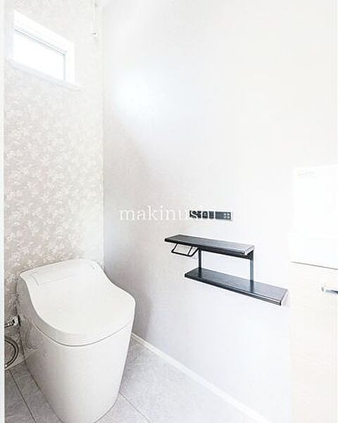 おしゃれでお手入れがしやすいタンクレストイレを採用♪何だか落ち着けるトイレ空間です。