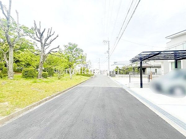 車通りが少なく小さなお子様がいても安心♪目の前には公園もあり子育てに適した住環境です♪