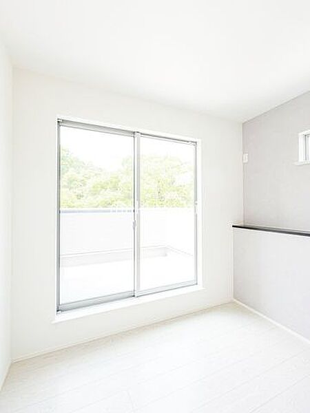 バルコニーに面したお部屋は日当り・通風良好です♪フローリングのお部屋となってますのでお掃除やお片付けも楽ちんです。ベッドを置いて机をおいてテレビをおいてもすっきりとしたお部屋に仕上がりそうですね。