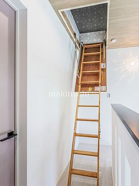 屋根裏収納付き♪広々した空間は日常のものから趣味の道具まで様々なものを収納できます♪