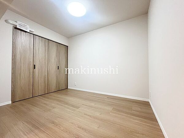 洋室です。フローリングのお部屋となってますのでお掃除やお片付けも楽ちんです。ベッドを置いて机をおいてテレビをおいてもすっきりとしたお部屋に仕上がりそうですね。お好みのレイアウトで毎日をお楽しみ下さい♪