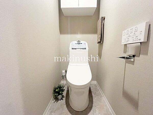 何だか落ち着けるトイレ空間です。トイレは快適な温水洗浄便座付きとなっております。こんな綺麗にお手入れされたトイレは本当に嬉しいです。