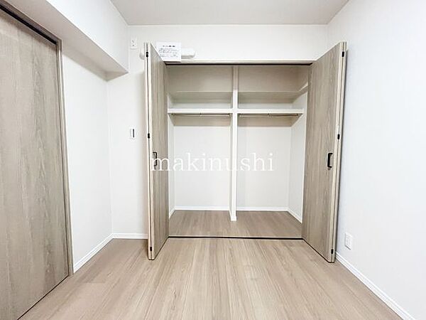 大きな収納スペースです。これだけの広さがあれば、かなりの量のお荷物を収納することが出来ますね。建具は折れ戸でモダンな空間を演出してくれます。お洋服やお荷物などの多い方にうれしいアイテムとなってます♪。