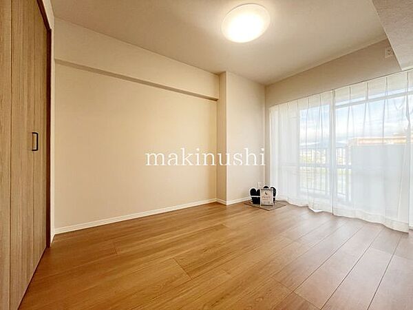 洋室です。フローリングのお部屋となってますのでお掃除やお片付けも楽ちんです。ベッドを置いて机をおいてテレビをおいてもすっきりとしたお部屋に仕上がりそうですね。お好みのレイアウトで毎日をお楽しみ下さい♪