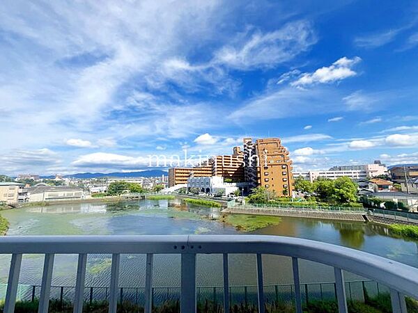 眺望です。本当に眺めがよく、ずっと見ていられます。山、緑の自然と都市機能が調和した南河内は空気が美味しいと有名です。