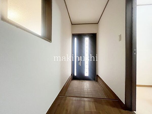広々とした玄関です。光が入ってきてとても明るい玄関です。朝の通勤や通学の時に明るい玄関だと元気が出ます。