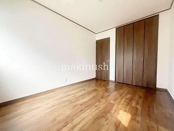 洋室です。フローリングのお部屋となってますのでお掃除やお片付けも楽ちんです。ベッドを置いて机をおいてテレビをおいてもすっきりとしたお部屋に仕上がりそうですね。お好みのレイアウトで毎日をお楽しみ下さい♪