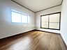 寝室：洋室です。フローリングのお部屋となってますのでお掃除やお片付けも楽ちんです。ベッドを置いて机をおいてテレビをおいてもすっきりとしたお部屋に仕上がりそうですね。お好みのレイアウトで毎日をお楽しみ下さい♪