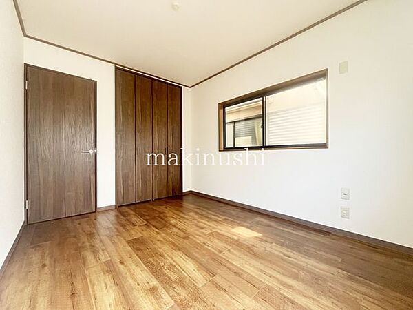 洋室です。フローリングのお部屋となってますのでお掃除やお片付けも楽ちんです。ベッドを置いて机をおいてテレビをおいてもすっきりとしたお部屋に仕上がりそうですね。お好みのレイアウトで毎日をお楽しみ下さい♪