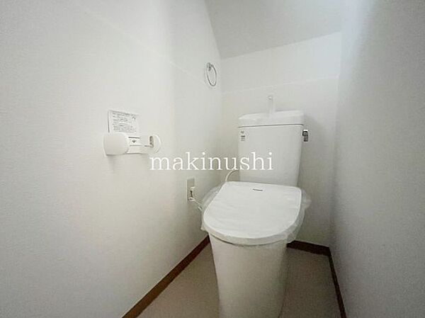 トイレは1、2階にございますので、朝の混雑時でも安心してご使用することが出来ます。便座は温水洗浄付き便座となってますので毎日清潔に快適にお使いいただけます。とっても落ち着けるトイレ空間となっています。