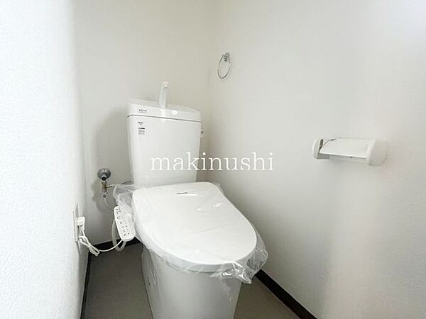 トイレは1、2階にございますので、朝の混雑時でも安心してご使用することが出来ます。便座は温水洗浄付き便座となってますので毎日清潔に快適にお使いいただけます。とっても落ち着けるトイレ空間となっています。