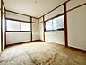 和室：情緒漂う和室。しっとりと落ち着いた雰囲気の和室で気持ちよく寝転がるのも良いものですね。日本に住んでて良かったときっと思えるはずです。畳を入れてお引渡しします。