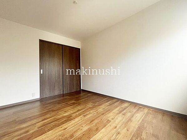 洋室です。フローリングのお部屋となってますのでお掃除やお片付けも楽ちんです。ベッドを置いて机をおいてテレビをおいてもすっきりとしたお部屋に仕上がりそうですね。お好みのレイアウトで毎日をお楽しみ下さい♪