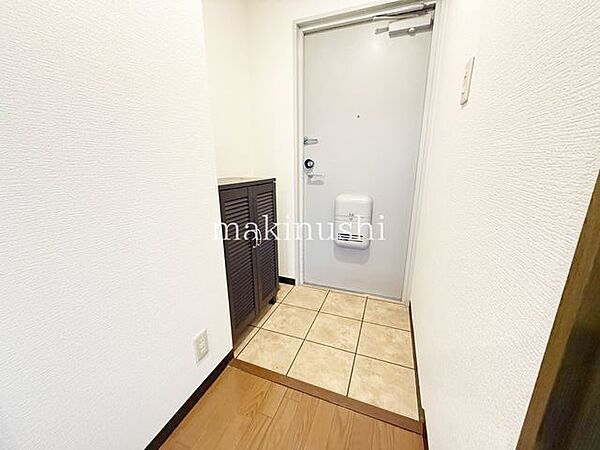 コンパクトなシューズＢＯＸ付きの玄関です。マンションの玄関って結構狭い事が多いのですが、これだけの空間があれば落ち着きますね。