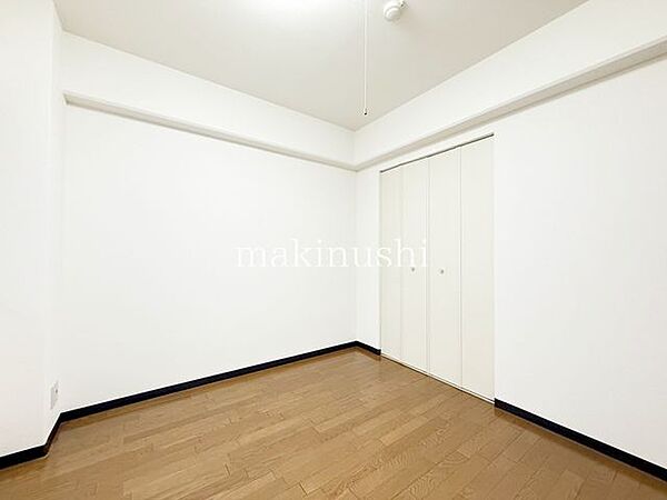洋室です。フローリングのお部屋となってますのでお掃除やお片付けも楽ちんです。ベッドを置いて机をおいてテレビをおいてもすっきりとしたお部屋に仕上がりそうですね。お好みのレイアウトで毎日をお楽しみ下さい♪